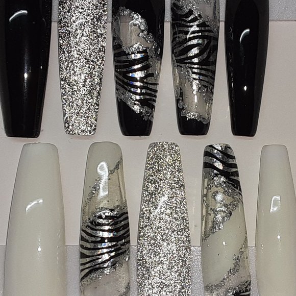 Custom Press Ons: Serengeti Queen - Picture 1 of 2